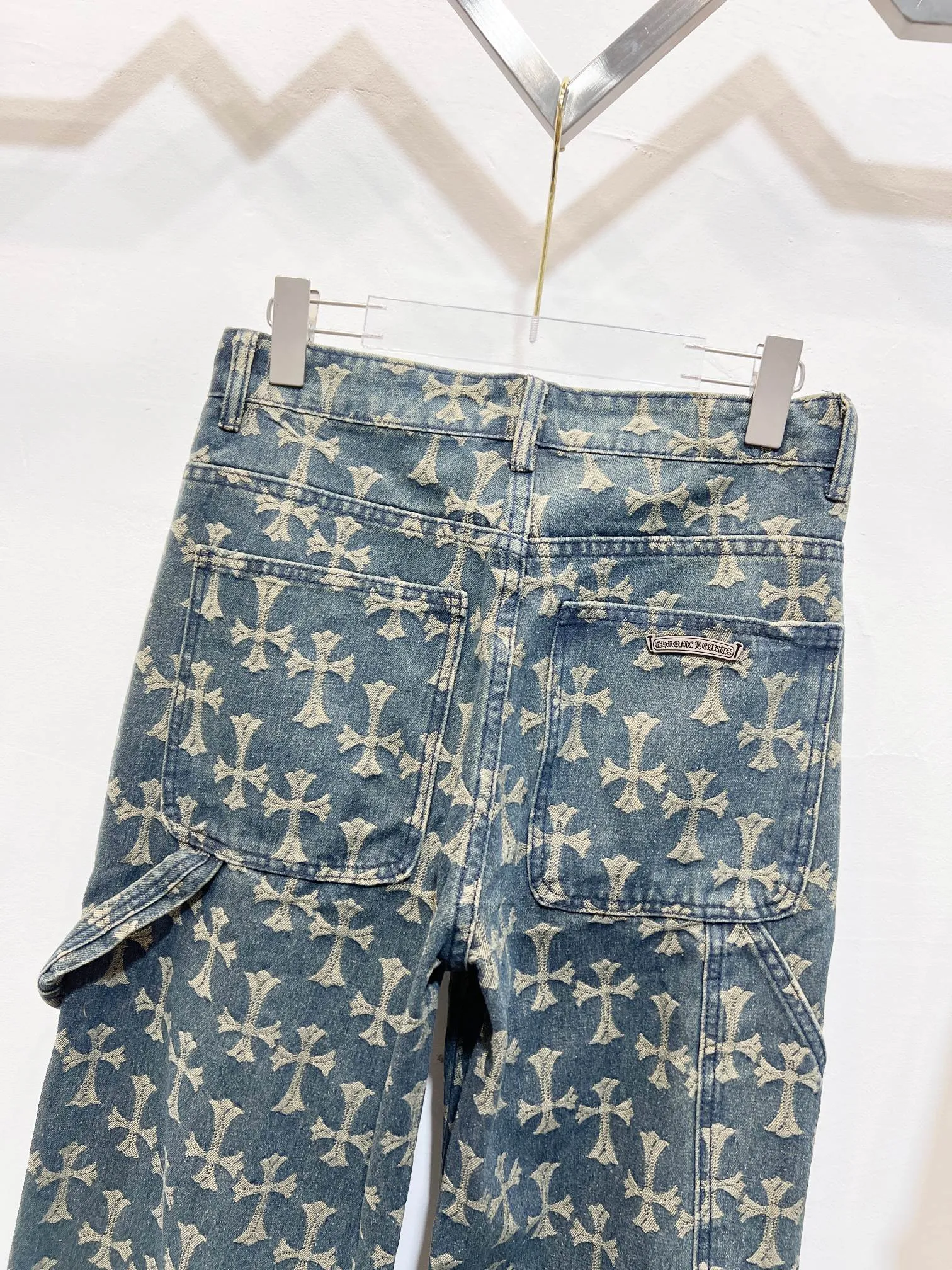 P230 Style No.: (r070) Chrome Hearts double-sided full logo jacquard dark pattern heavy-duty full-print cross jeans. The same style as the Internet celebrity star. Cross-printed denim jacket. The unique cross design element and all-over printing are full of design. It is made of 100% denim cotton fabric with heavy coarse yarn count, which ensures a stiff and tough silhouette while being soft, comfortable and breathable. The lapel is designed with silver buttons and is full of texture. The classic white cross logo is all over the dress, making it a perfect versatile style for spring and summer! Customized jacquard fabric, you can wear it in various styles. This gender-neutral shirt is a must-have for nightclubs. It can be worn as a jacket for both men and women. It can be easily worn by both men and women! The original loose version is made of high-quality pure cotton fabrics. The fabric pattern is high-definition and delicate without burrs. It is comfortable and breathable to wear. All the buttons are molded and customized. It is casual and fashionable and can be matched with any bottoms. It can be windproof and sunproof in spring and summer. It can be worn outside in autumn and winter! Easily concave shape makes you look slimmer and taller, perfect for both men and women! Customized main label, accessories, fully washable, whole body wiring, quality control, no heads!  Luxurious dark high street, Hollywood's luxury brand, 22SS's latest couple's leather cross short-sleeved T-shirts, all reflect their own unique style! Made of thick black cotton, goatskin appliqués, hand-sewn custom metal hardware, and silicone varnish printing, multiple materials collide to create a unique texture. It also incorporates ChromeHearts medieval-style Sanskrit fonts and classic horseshoes, creating a unique and charming dark texture under the graceful arcs and all-black shadows, full of artistic sense!